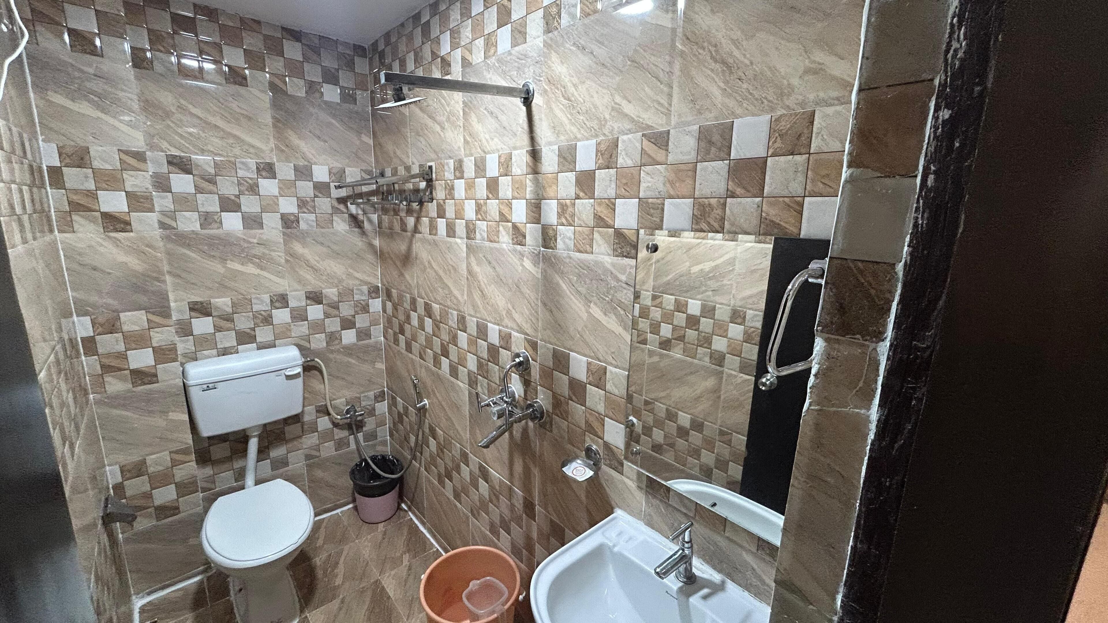 A bathroom with a toilet, bidet, and sink.