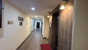 2 bedrooms, premium bedding, in-room safe, individually decorated - Hotel Sahu Near Kashi Vishwanath Temple Gate (Varanasi)