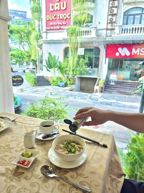 Déjeuner, dîner et souper servis sur place
