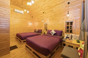 Untuvapeitot, minibaari, työpöytä, pimennysverhot