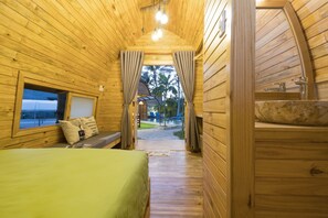 Bungalow, elveutsikt (River) | Dundyner, minibar, skrivebord og blendingsgardiner