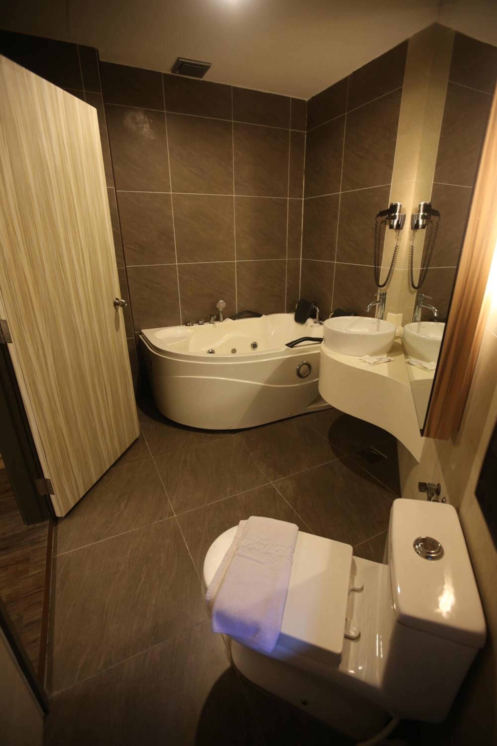 Shower, bidet, towels