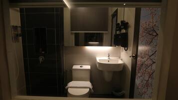 Shower, bidet, towels
