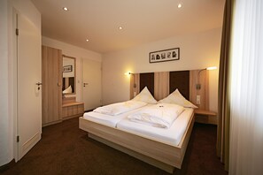Habitación doble | Cortinas opacas, wifi gratis, ropa de cama