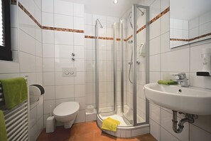 Ducha, artículos de tocador gratuitos, secador de pelo, toallas