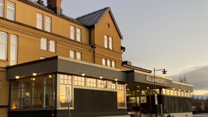 A building with a sign reading "Orsa Järnavashotel". - Orsa Järnvägshotell (Orsa)