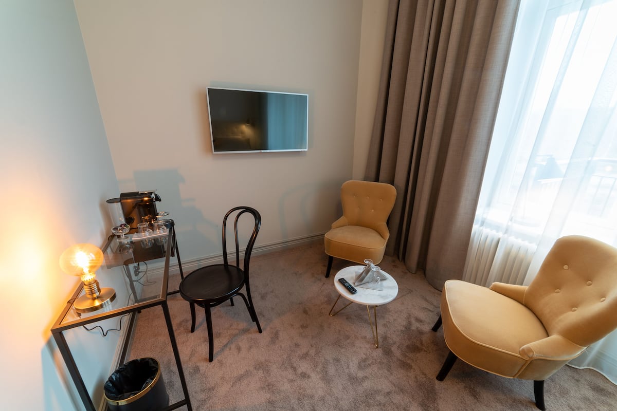 desk, blackout curtains, soundproofing, free wifi