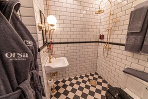 Douche, douche à « effet pluie », sèche-cheveux, peignoirs