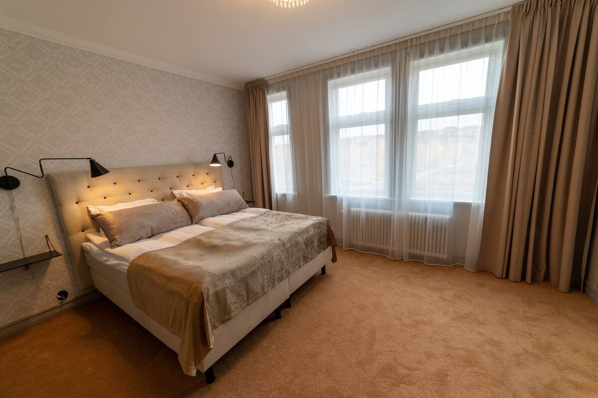 desk, blackout curtains, soundproofing, free wifi