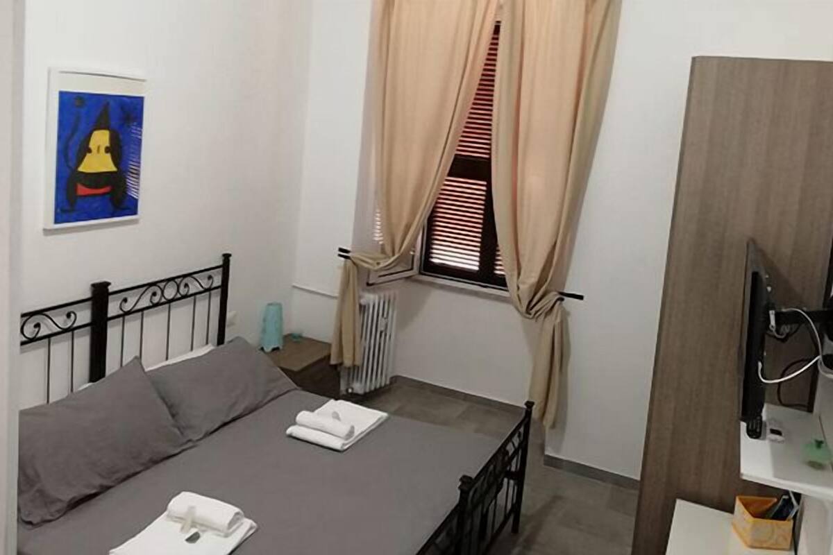 ألحفة محشوة بالريش وأسرّة بإسفنج يتكيف مع شكل الجسم وخزنة داخل الغرفة