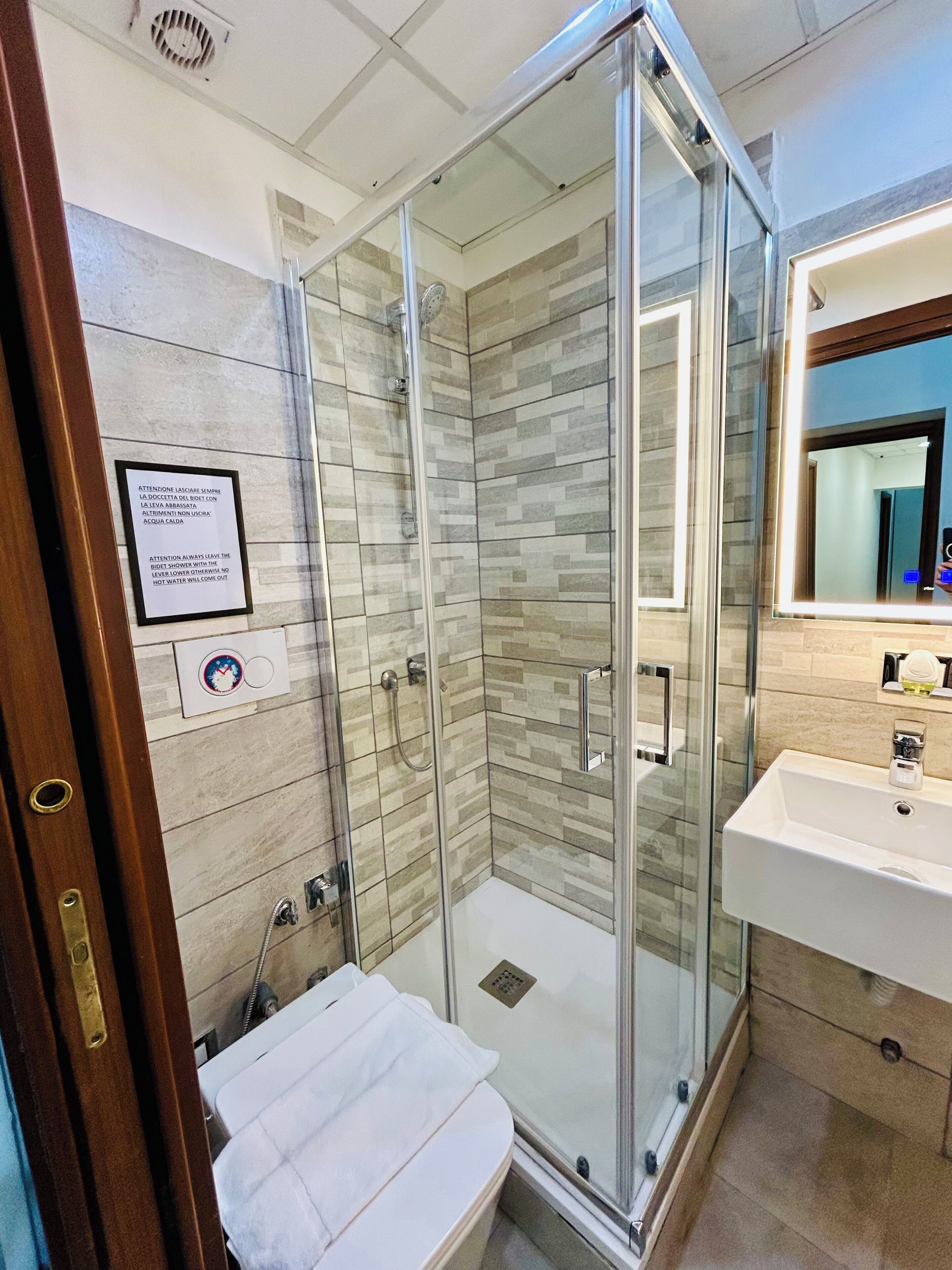 双人房或双床房 (Claudia) | 浴室 | 淋浴设施、免费洗浴用品、吹风机、浴袍