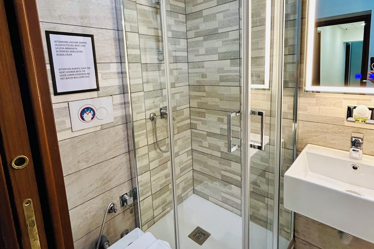 Habitación con 1 cama matrimonial o 2 individuales (Claudia) | Baño | Regadera, amenidades de baño gratuitas, secadora de cabello, batas