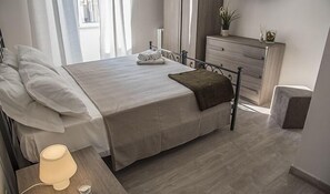 Double or Twin Room (Livia) | Down comforters, memory foam beds, in-room safe, individually furnished - Grandis Rooms (Rome)