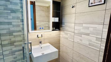 Double or Twin Room (Claudia) | Bathroom | Shower, free toiletries, hair dryer, bathrobes