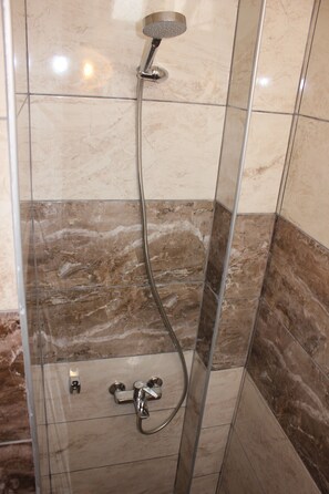 Dusche im Bad
