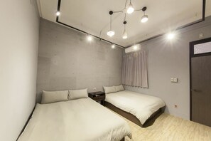 Standard Quadruple Room (Water)