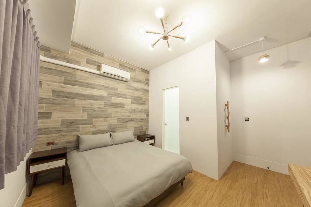 Phòng đôi Tiêu chuẩn (Wood) | Bàn, màn/rèm cản sáng, giường gấp/giường phụ (phụ phí) 
