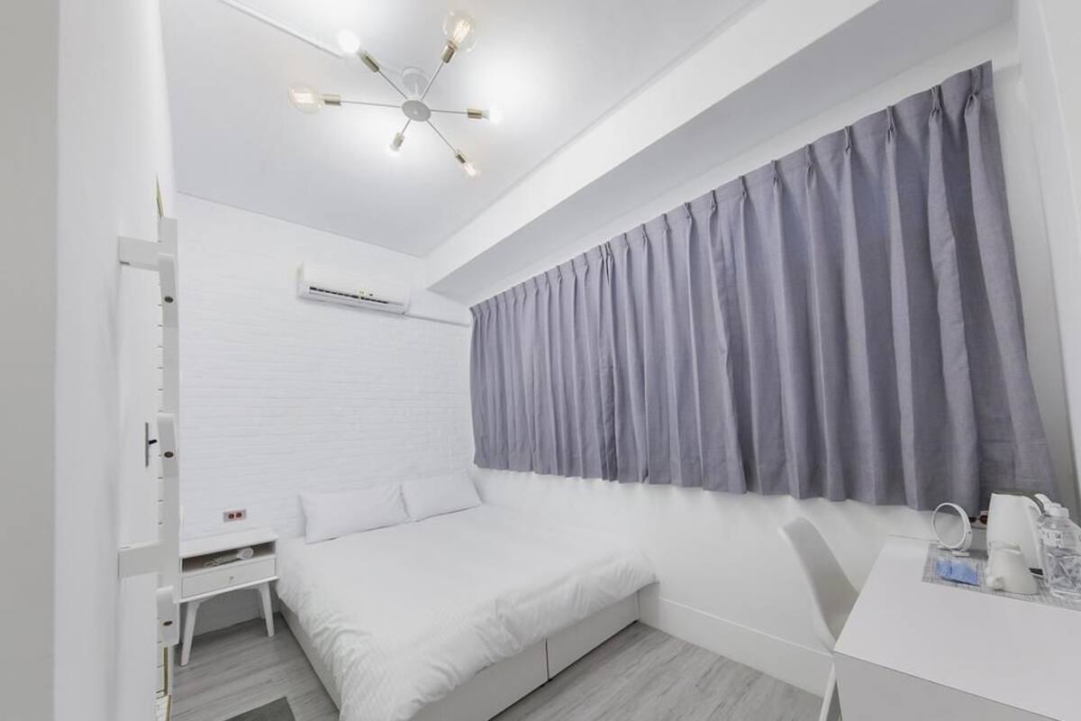 Phòng đôi Tiêu chuẩn (White) | Bàn, màn/rèm cản sáng, giường gấp/giường phụ (phụ phí) 