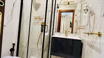 Deluxe Double or Twin Room (Olimpia) | Bilik Mandi | Pancuran mandi, kelengkapan dandanan diri percuma, pengering rambut
