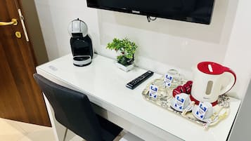 Habitación Deluxe con 1 cama doble o 2 individuales (Flavia) | Caja fuerte, escritorio, tabla de planchar con plancha y wifi gratis