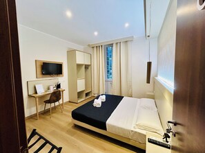 Habitación Deluxe con 1 cama doble o 2 individuales (Olimpia) | Caja fuerte, escritorio, tabla de planchar con plancha y wifi gratis