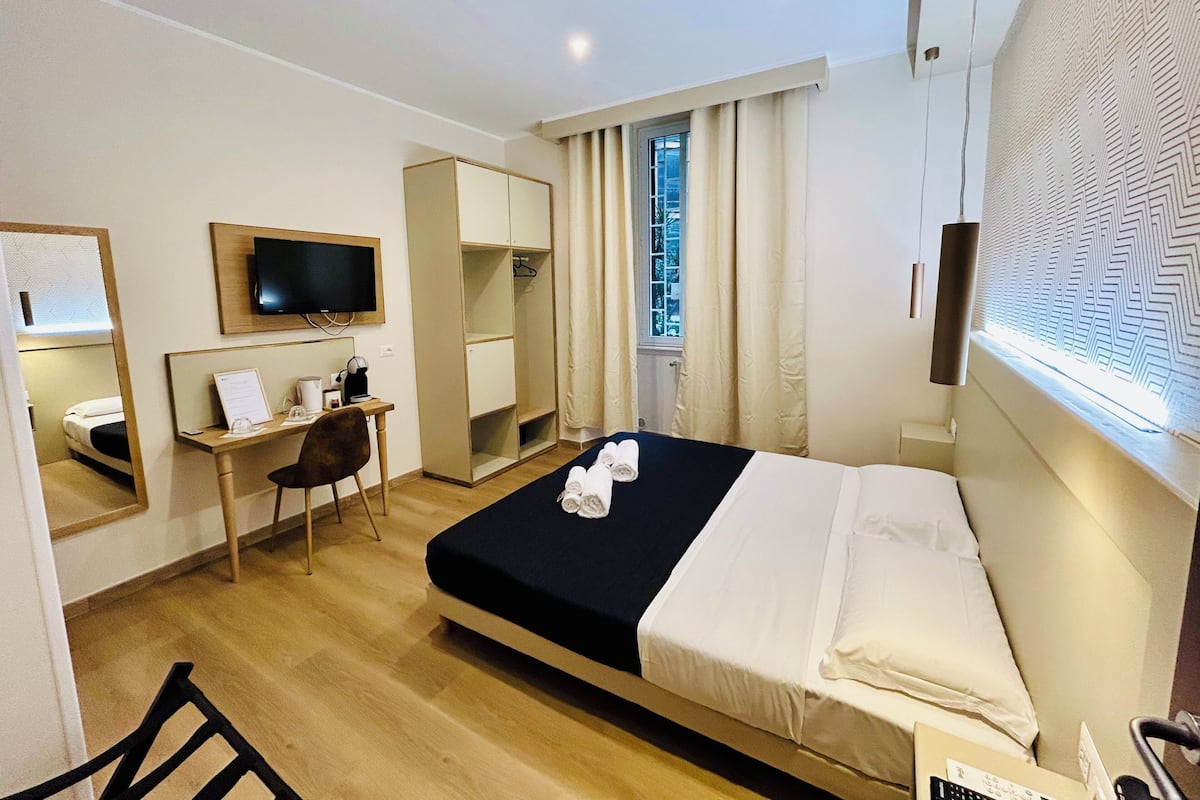 Habitación Deluxe con 1 cama doble o 2 individuales (Olimpia) | Caja fuerte, escritorio, tabla de planchar con plancha y wifi gratis