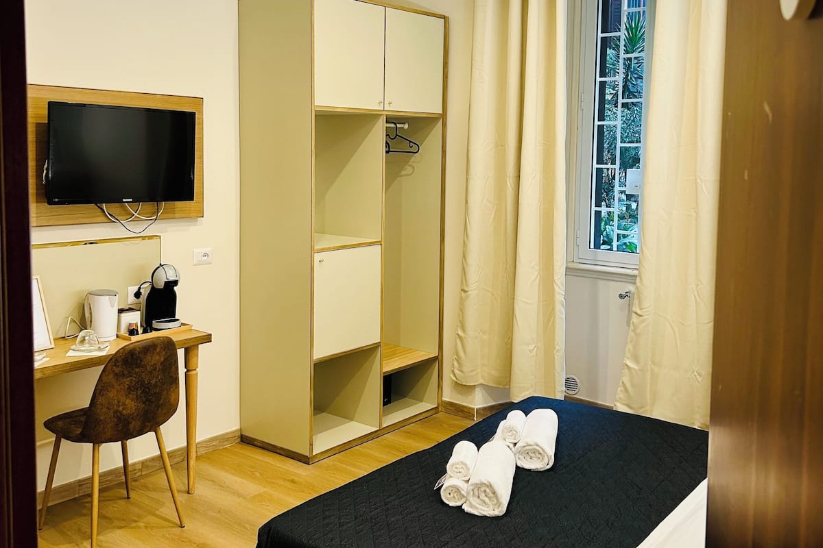 Habitación junior doble (Sabina) | Caja fuerte, escritorio, tabla de planchar con plancha y wifi gratis
