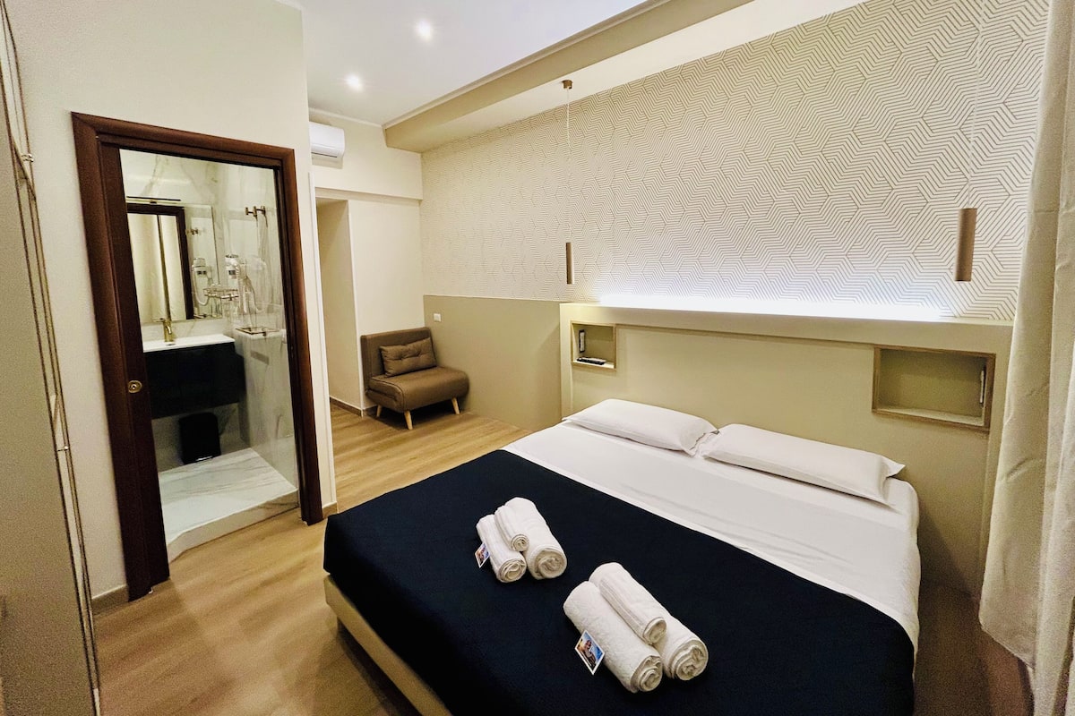 Habitación Deluxe con 1 cama doble o 2 individuales (Domiziana) | Caja fuerte, escritorio, tabla de planchar con plancha y wifi gratis