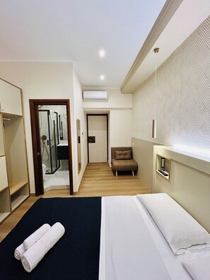 Habitación Deluxe con 1 cama doble o 2 individuales (Domiziana) | Caja fuerte, escritorio, tabla de planchar con plancha y wifi gratis