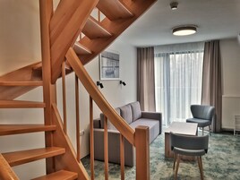 华丽公寓 | 起居区 | 43-英寸纯平电视 （配备有线频道）、电视