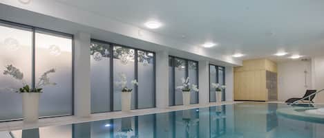 Indoor pool, sun loungers