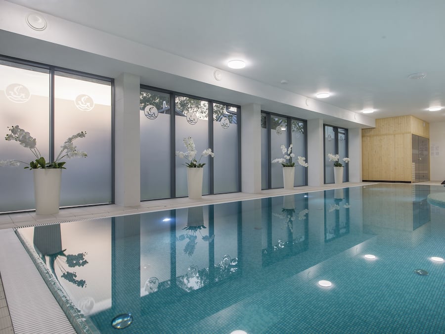 Indoor pool, sun loungers