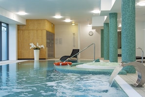 Indoor spa tub
