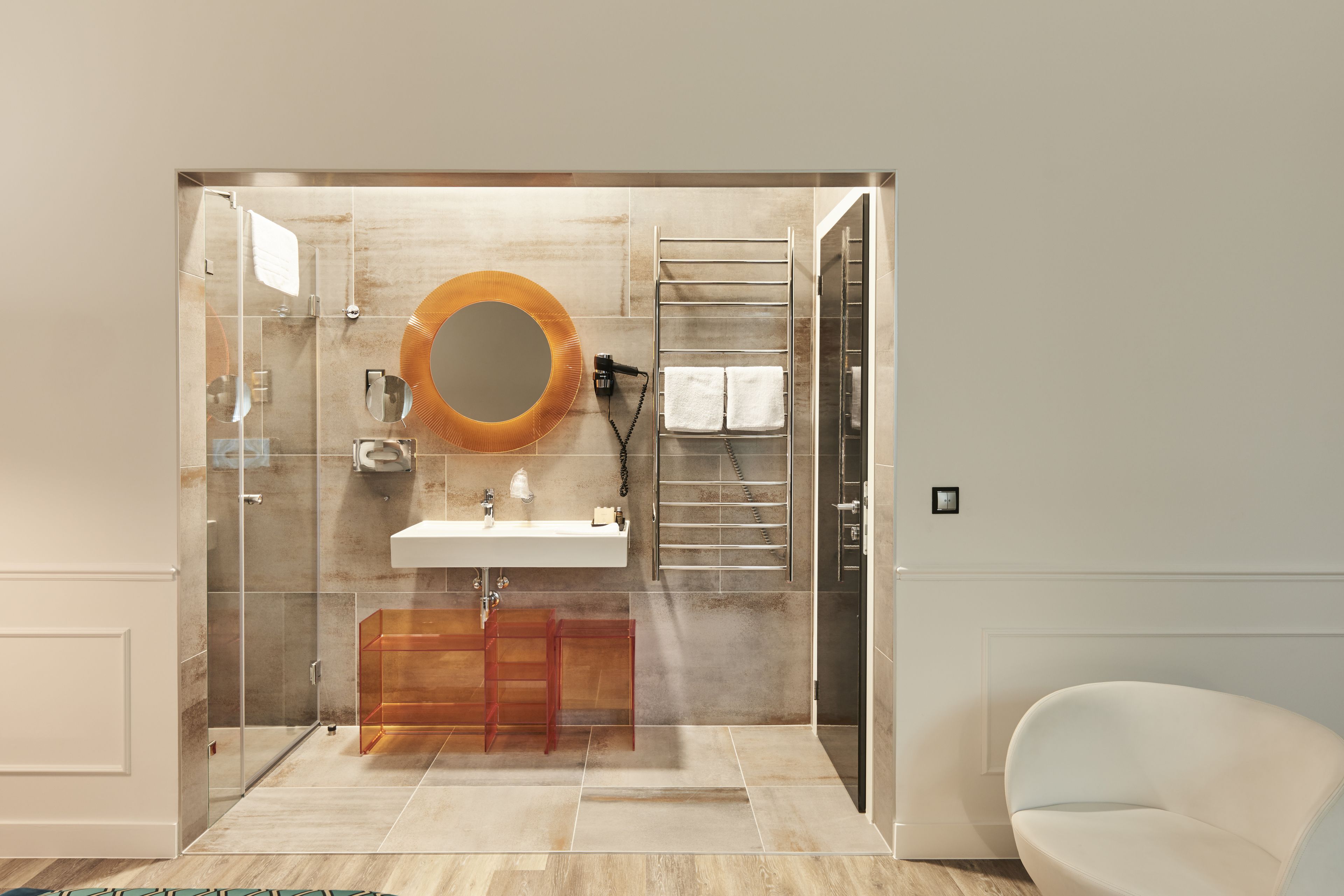 executive room, 1 king bed, non smoking | bathroom | shower, rainfall showerhead, free toiletries, hair dryer