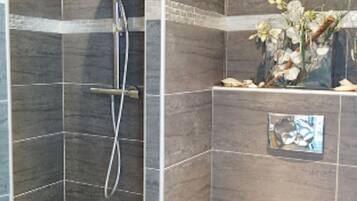 Comfort Double Room, 1 Queen Bed, Non Smoking | Bathroom | Free toiletries, hair dryer, bathrobes, towels