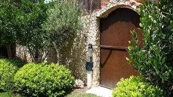 Pintu masuk properti