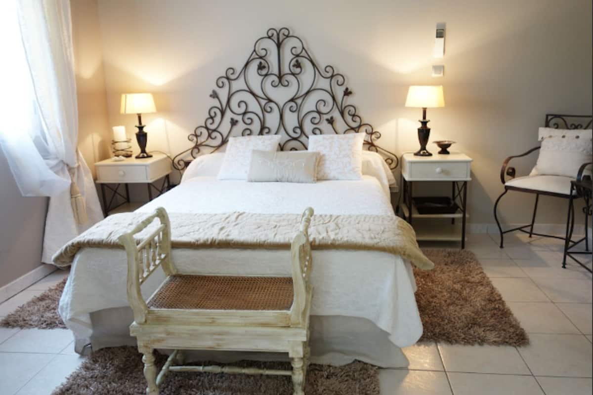 Comfort Double Room, 1 Queen Bed, Non Smoking | Minibar, individually decorated, individually furnished, desk