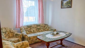 Classic Suite, 1 Queen Bed with Sofa bed, Non Smoking | Desk, blackout drapes, rollaway beds, free WiFi