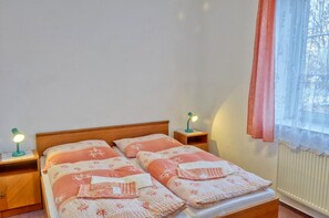 Escritorio, cortinas opacas, camas supletorias y wifi gratis