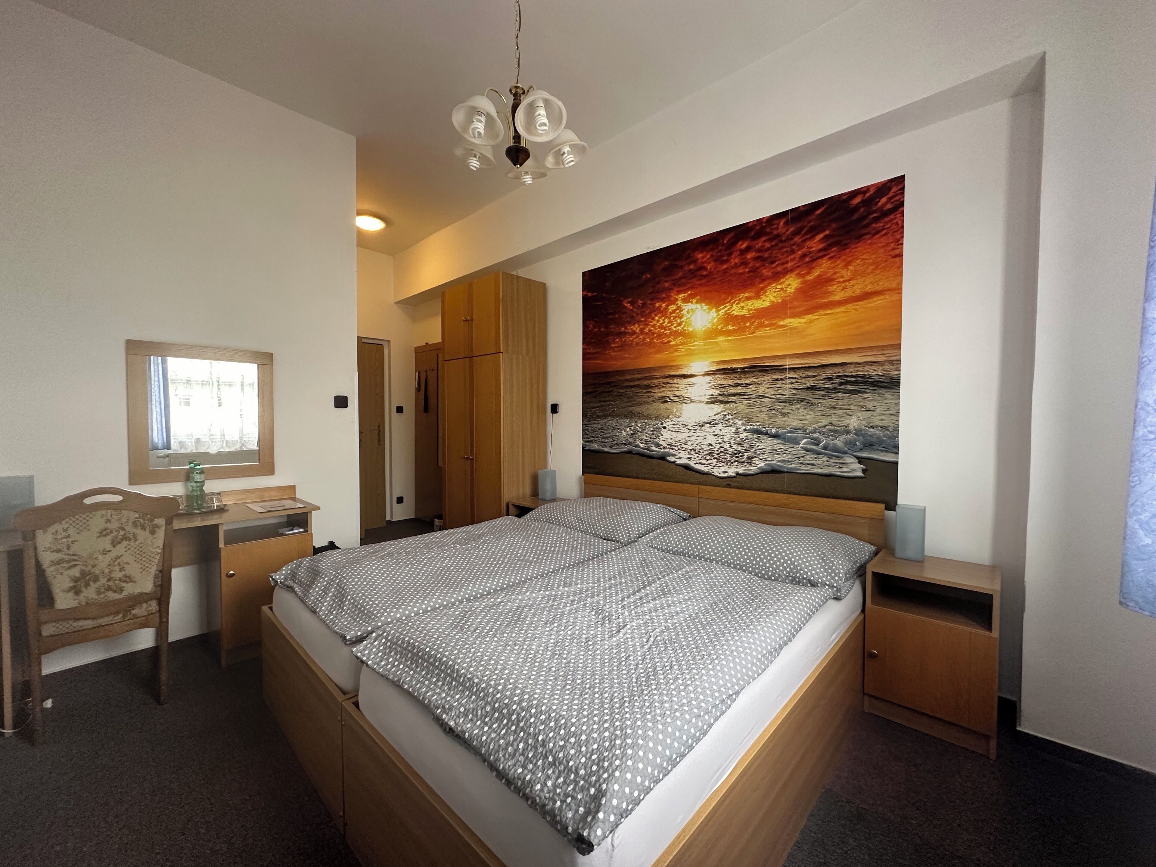 Escrivaninha, cortinas blackout, camas extras/dobráveis (sobretaxa)