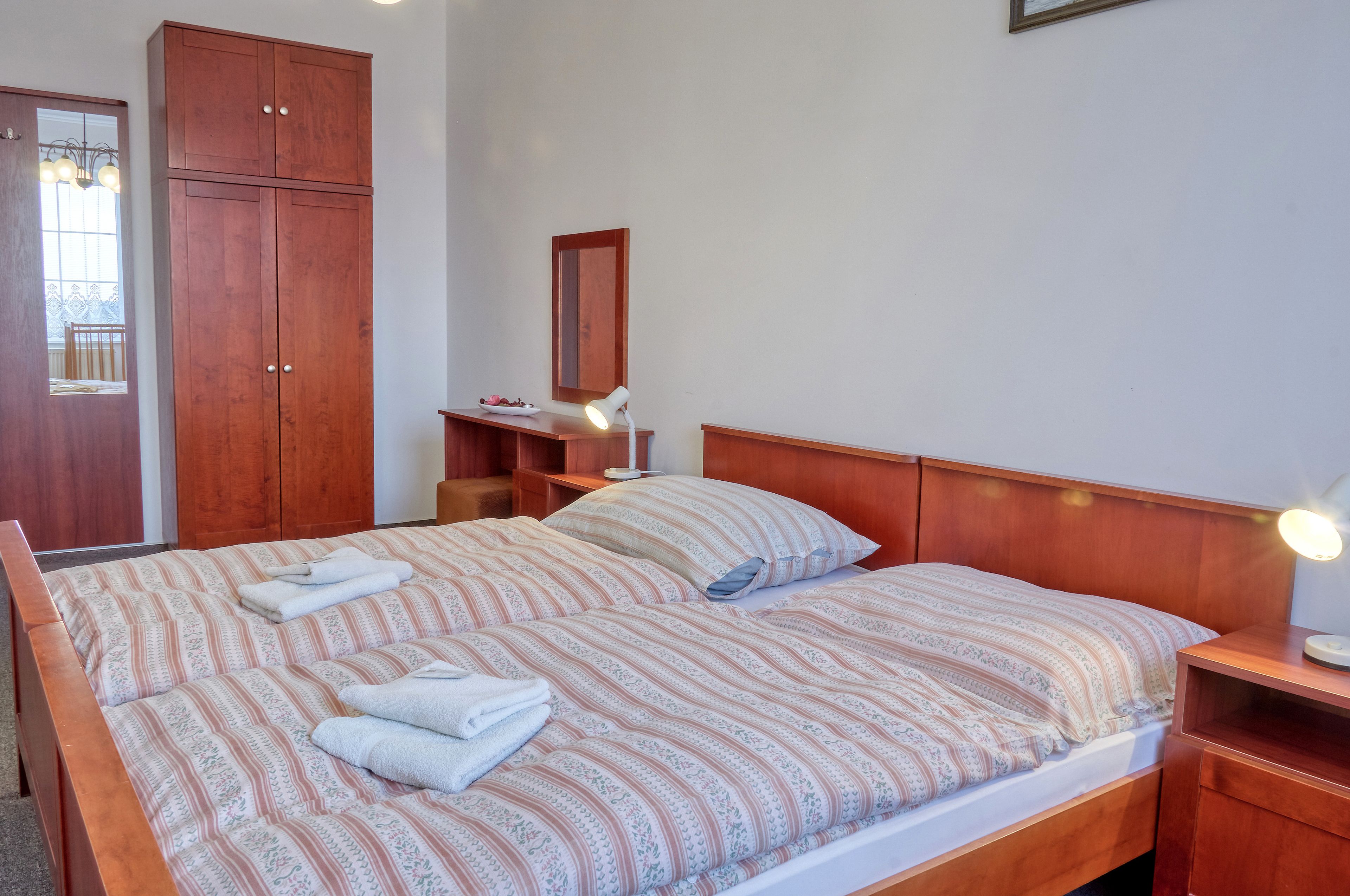 Klassieke vierpersoonskamer, 2 queensize bedden, niet-roken | Een bureau, verduisterende gordijnen, extra bedden (toeslag)