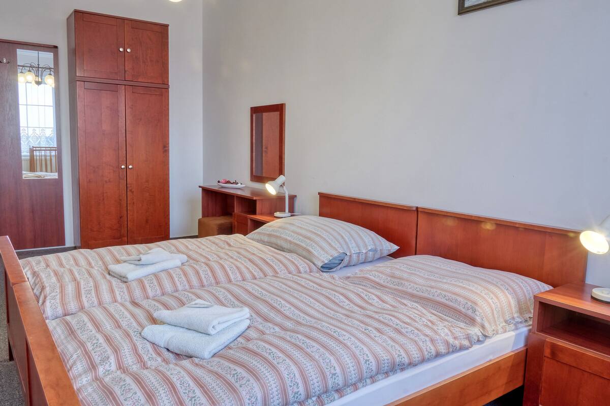 Habitación cuádruple clásica, 2 camas de matrimonio, no fumadores | Escritorio, cortinas opacas, camas supletorias y wifi gratis