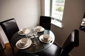 อพาร์ทเมนท์, ห้องน้ำส่วนตัว (Two Bedroom) | ร้านอาหาร