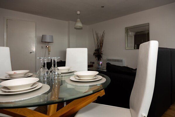 Apartment, Private Bathroom (Three Bedroom) | Restaurant