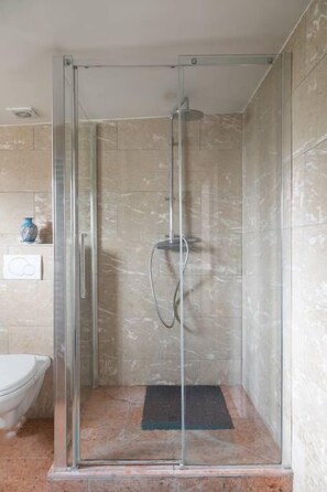 Shower, hair dryer, towels - Le Colombier (Neuilly-Plaisance)