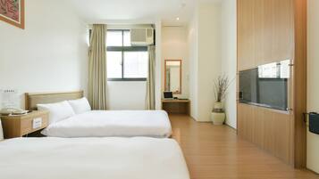 Quarto quádruplo luxo, 2 camas de casal, para não fumantes | Escrivaninha, cortinas blackout, quartos à prova de som