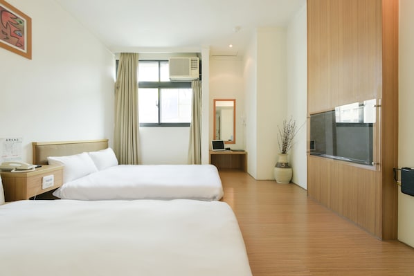 Habitación cuádruple Deluxe, 2 camas dobles, no fumadores | Escritorio, cortinas opacas, sistema de insonorización y wifi gratis