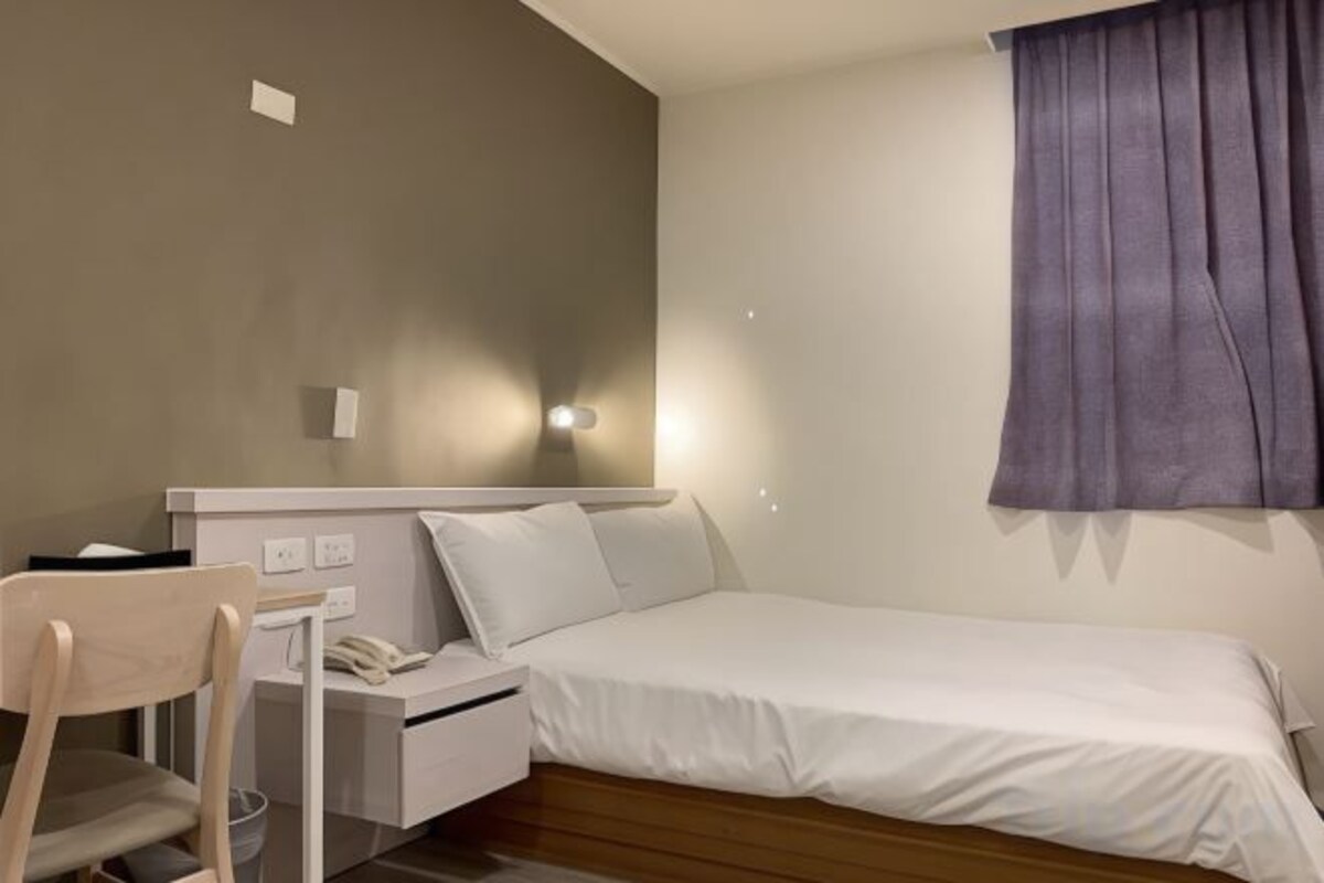 Schreibtisch, Verdunkelungsvorhänge, schallisolierte Zimmer