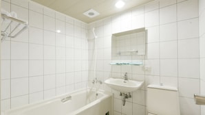 A modern bathroom with a bathtub, sink, and toilet. - Raise Hotel Taichung (Taichung)