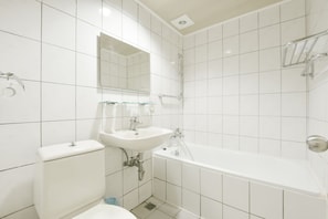 Habitación doble superior, 1 cama doble, no fumadores | Servicios del cuarto de baño | Secador de pelo, zapatillas, toallas y champú